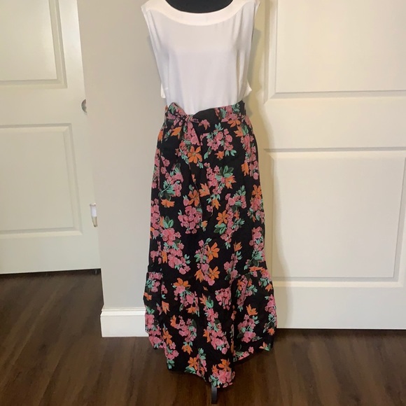Ann Taylor Dresses & Skirts - NWT Ann Taylor floral print skirt